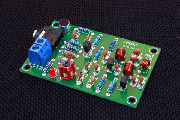 Placa montada de transmissor de fm com 2 transistor 3