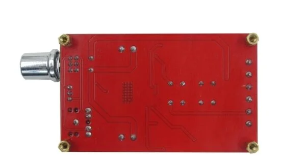 Placa de circuito impresso vermelha sem componentes.